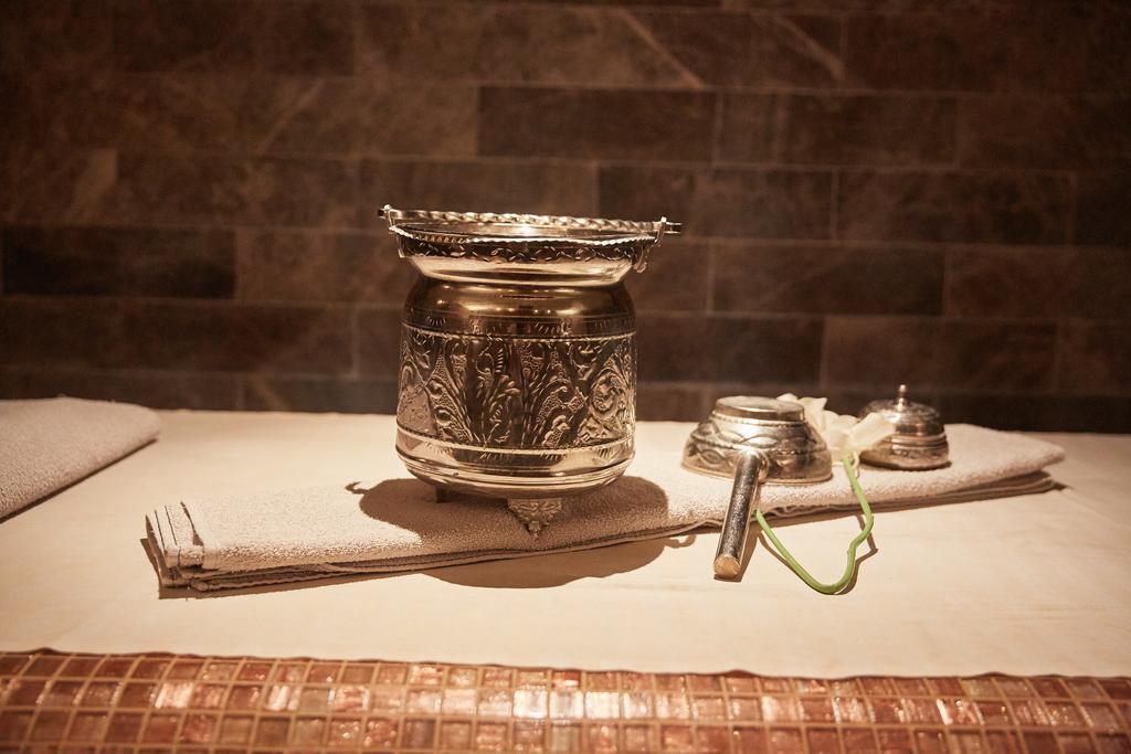 Premier Palace Spa Hotel Bucareste Exterior foto A silver bowl for drinking